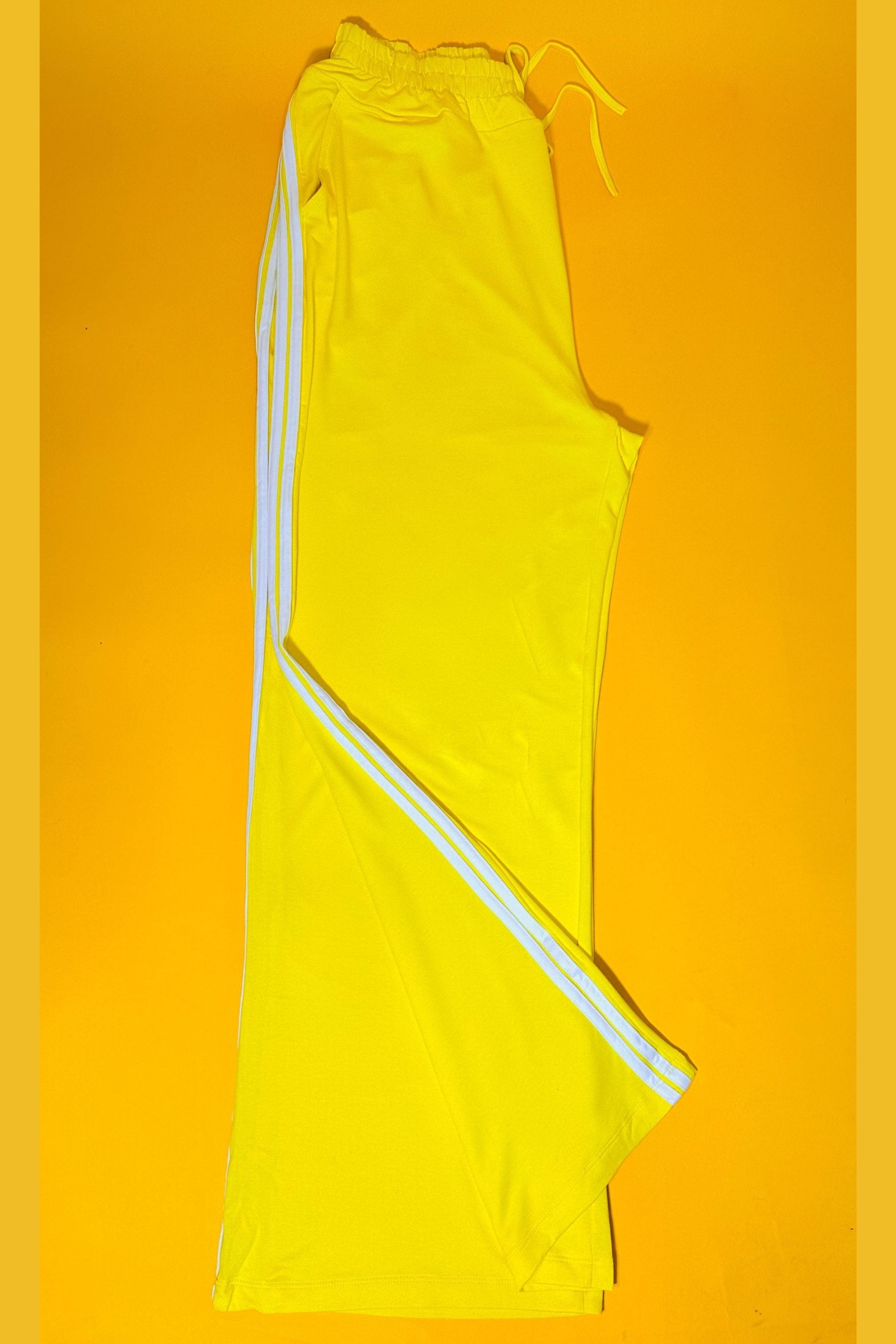 Calça Amarelo moletinho com listras laterias