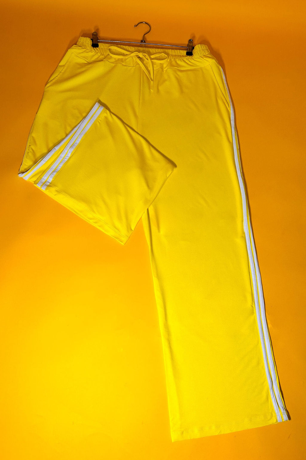 Calça Amarelo moletinho com listras laterias