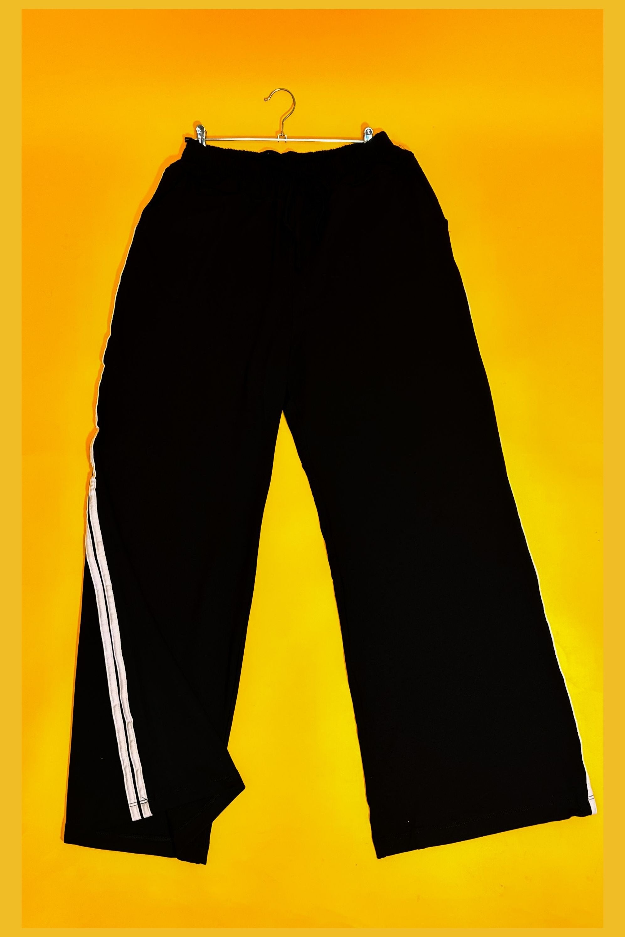 Calça Preta moletinho com listras laterias