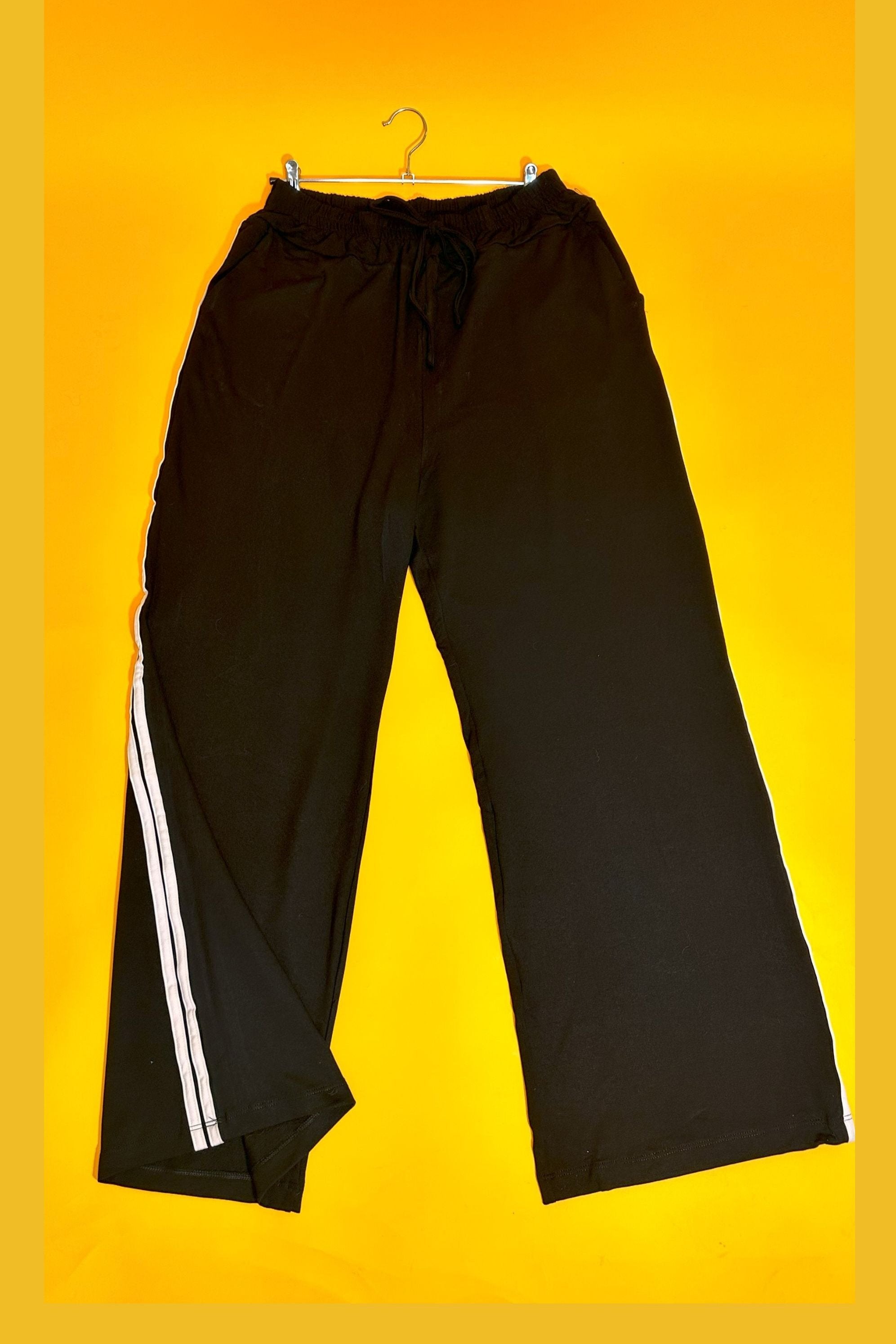 Calça Preta moletinho com listras laterias